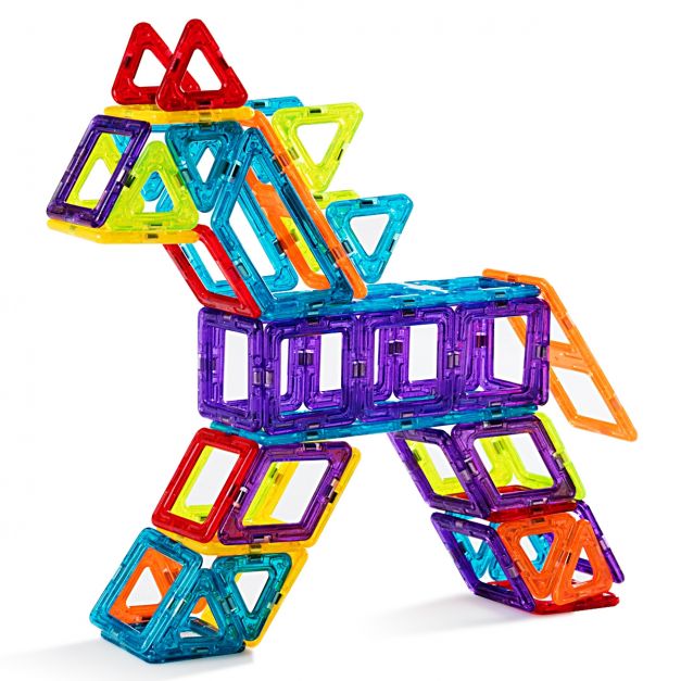 L'enfant Joue Avec Un Constructeur Magnétique Multicolore
